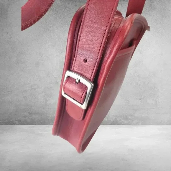 Vintage Coach “9817” Camera bag in red - Picture 7 of 13